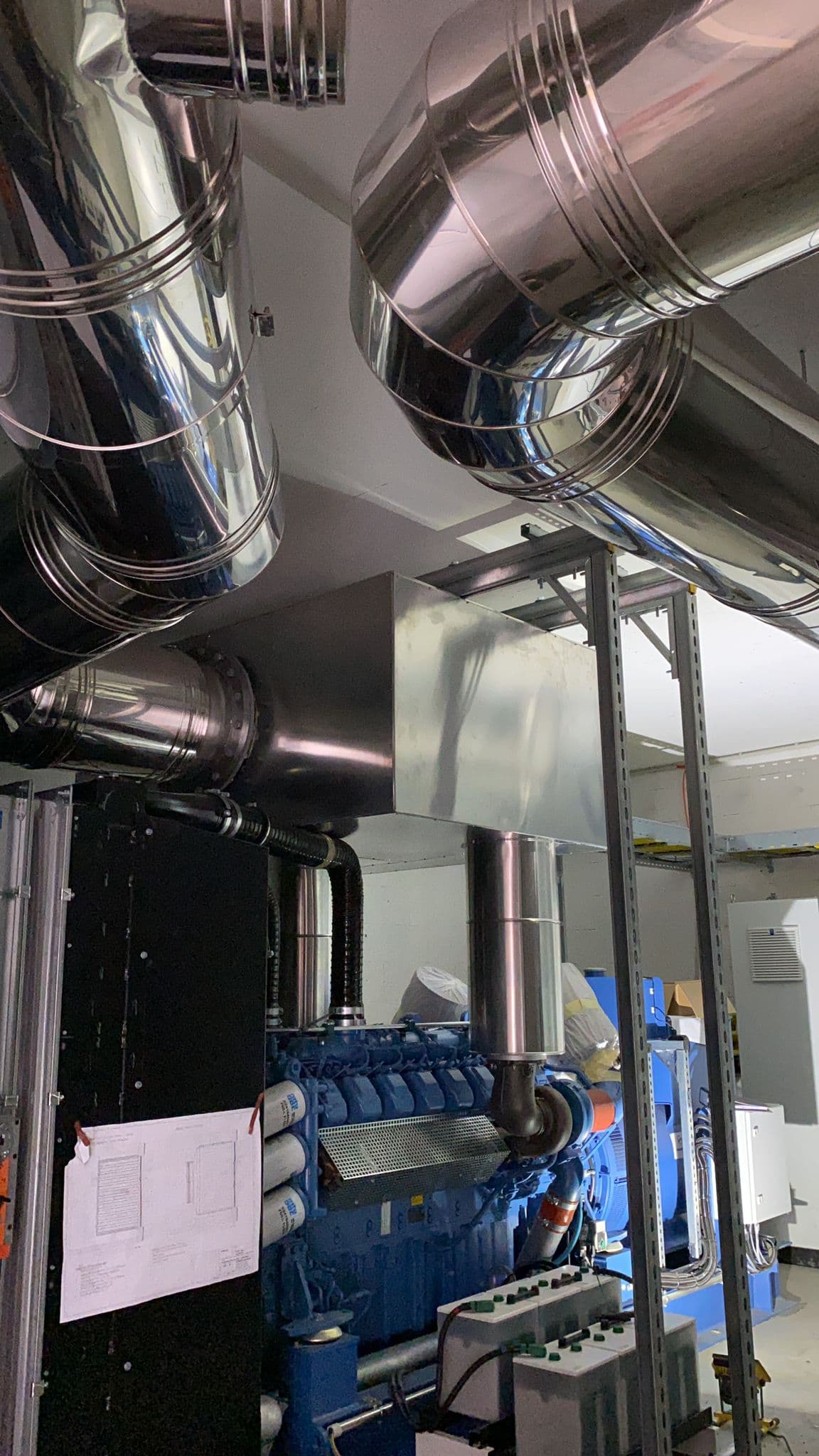 Edelstahl-Abgasleitungen über Notstromaggregat