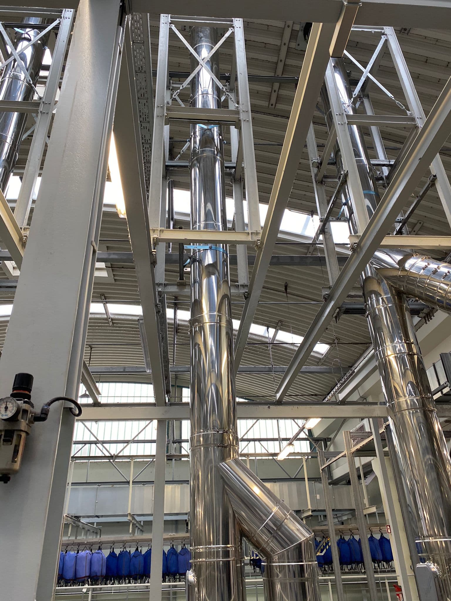 Edelstahlschornstein Industriehalle